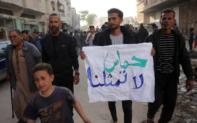 Hamas no nos representa, dice la bandera en una de las portestas en Gaza