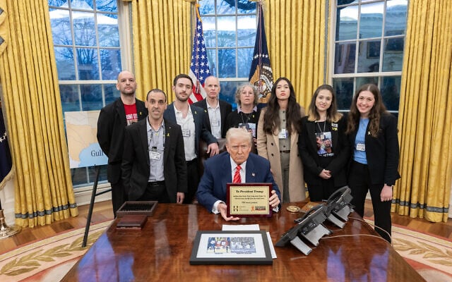 Trump con los rehenes liberados
