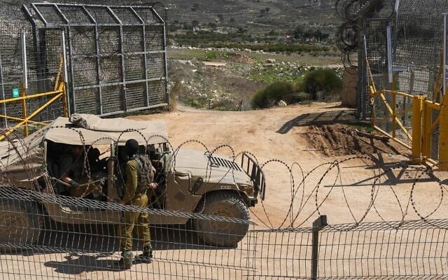 Soldados israelíes en la valla fronteriza en la frontera con Siria,