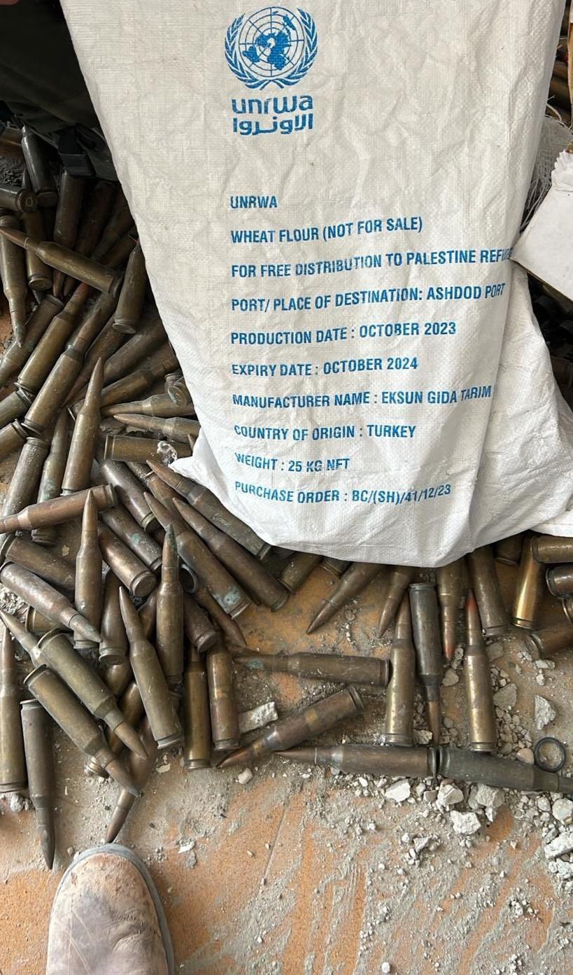 Armas de Hamas en una bolsa de la UNRWA