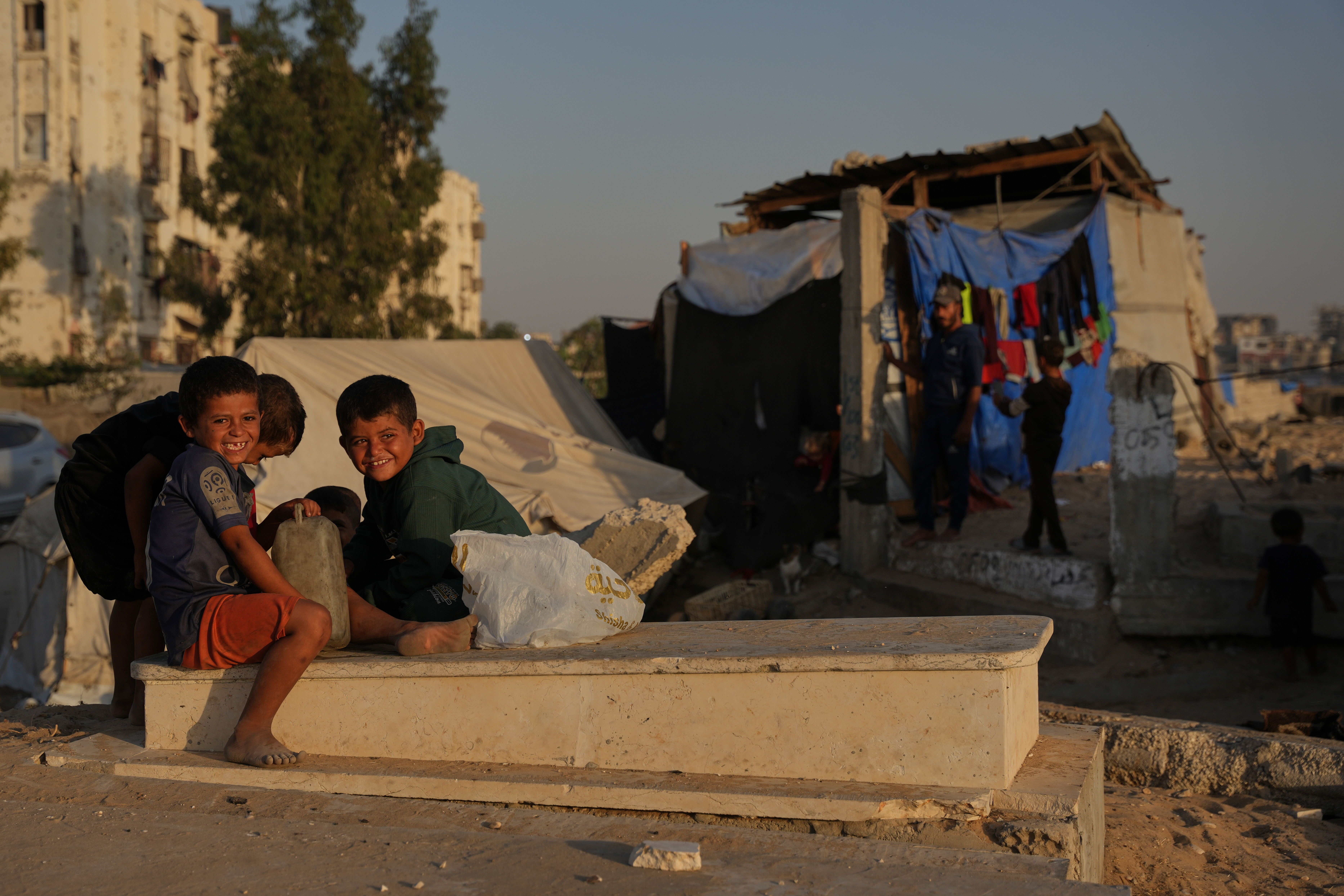 Niños palestinos en Jan Yunis, en el sur de la Franja de Gaza, el viernes 31 de octubre de 2025. (AP Foto/Abdel Kareem Hana)